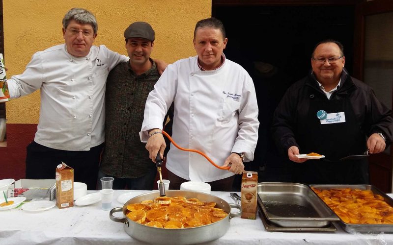 La Asociación de Hosteleros de Burriana ha ofrecido rodajas de “Naranjas Caramelizadas” recién cogidas de Supernaranjas