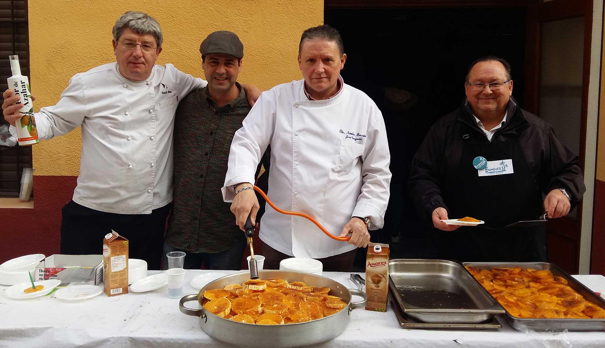 La Asociación de Hosteleros de Burriana ha ofrecido rodajas de "Naranjas Caramelizadas" recién cogidas de Supernaranjas