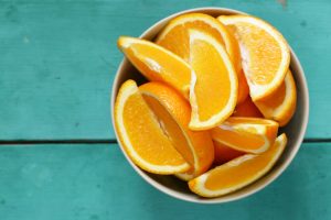 ¿El origen de la naranja fue la Fruta o el Color?